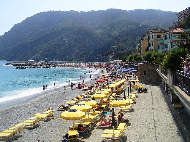 P6181556.JPG - The beach in Monterosso, kind of turisty