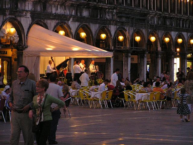 P6211804.JPG - Night life at the piazza