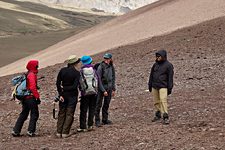 Uma chats with Sara, etc., Gongmaru La, Hemis National Park, Ladakh, India (2012/08/06)